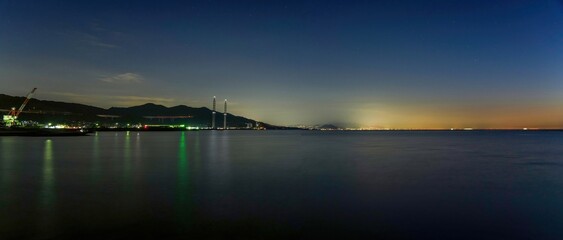 淡路島から見た夜明け前の大阪湾のパノラマ情景＠兵庫