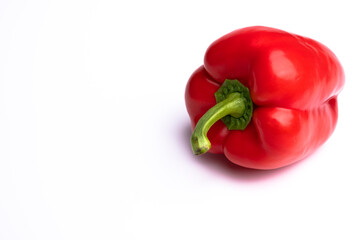 赤色のパプリカを白背景で撮影した写真