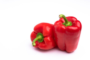 赤色のパプリカを白背景で撮影した写真