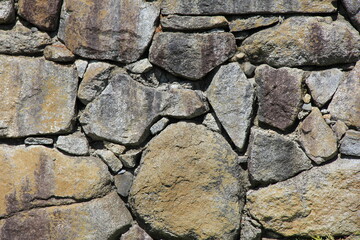 大小様々な石で組まれた石垣