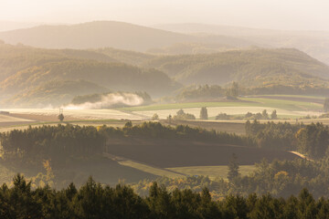 9月の北海道美瑛、夜明けの朝霧・日本