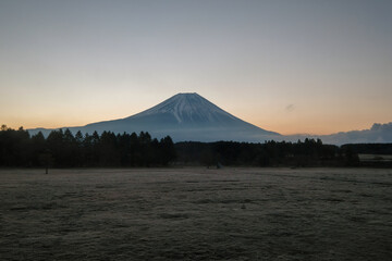 Fototapeta premium 静岡県富士宮市朝霧高原のキャンプ場からの富士山と日の出
