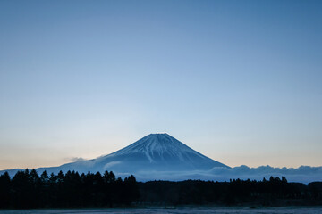 Fototapeta na wymiar 静岡県富士宮市朝霧高原のキャンプ場からの富士山と日の出
