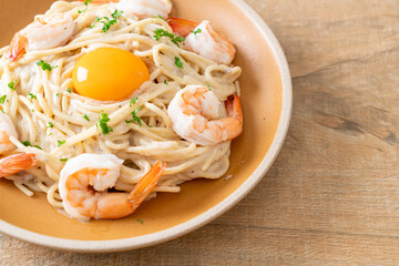 spaghetti white cream sauce with shrimps and egg yolk