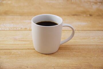 白いマグカップでコーヒータイム