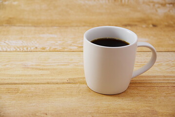 白いマグカップでコーヒータイム