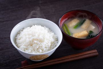 炊きたてのごはんと味噌汁