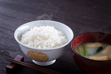 炊きたてのごはんと味噌汁