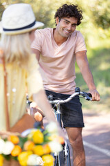Naklejka premium trendy young couple stop to riding on their bike
