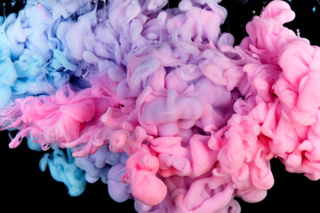 水中に広がるカラフルな絵具