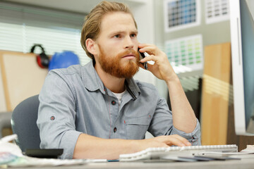 Fototapeta premium businessman talking on mobile while sitting in the office