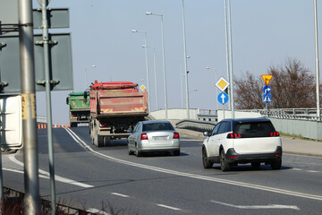 Duży ruch samochodowy na drodze z pojazdami ciężarowymi i osobowymi. 