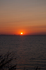 Naklejka premium sundown sky and sea with ship on horizon, bahamas