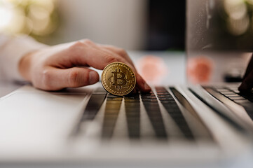Bitcoin leżący na laptopie