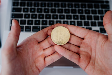 Bitcoin na tle laptopa