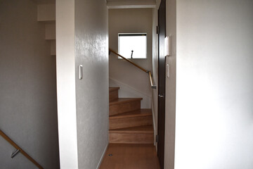 木造建築の階段、手摺、窓、ドア、スイッチ、玄関モニター