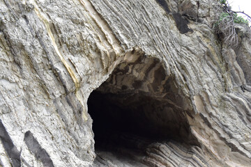 岩の海にある岩の穴と岩層