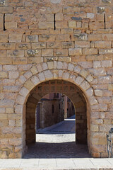 Puerta de la muralla medieval de Montblanc Tarragona España
