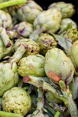 Obraz premium alcachofas en un mercado
