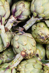 Obraz premium alcachofas en un mercado
