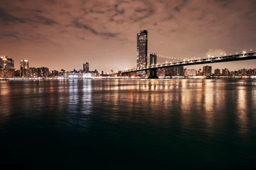 Photo sur Plexiglas Anti-reflet Brooklyn Bridge manhattan bridge and new york city skyline at night by the bay