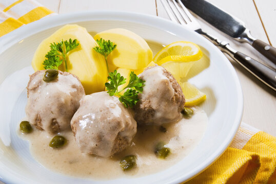 K&ouml;nigsberger Klopse mit Kapernsauce und Salzkartoffeln