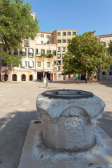 Fototapeta na wymiar Venezia. Campo del Ghetto Nuovo con vera da pozzo quattrocentesca 