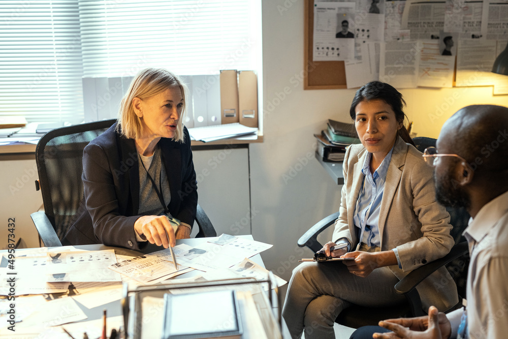 Poster group of confident agents of fbi or intelligence service department brainstorming during discussion 