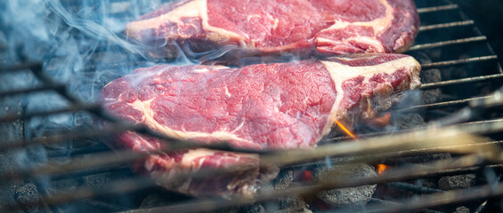 Bio Steak auf dem Grill im Sommer grillen mit Freunden 
