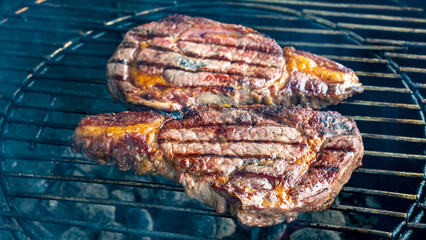 Bio Steak auf dem Grill im Sommer grillen mit Freunden 