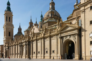 Fototapeta na wymiar Basílica de Nuestra Señora del Pilar en Zaragoza