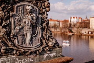 Rzeźba na moście w Pradze z widokiem na stare miasto - obrazy, fototapety, plakaty