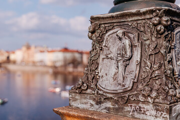 Rzeźba na moście w Pradze z widokiem na stare miasto