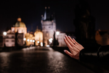 Fototapeta na wymiar Pierścionek zaręczynowy na tle mostu Karola w Pradze