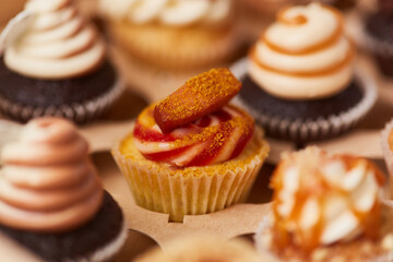 Hearty muffin with currywurst and curry between cupcakes