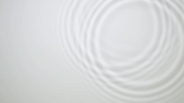 インターバルを挟み発生する円形の波紋