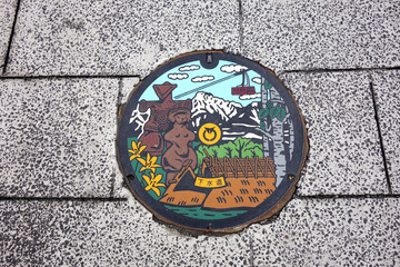 諏訪大社 上社前宮 マンホールははにわと茅葺屋根