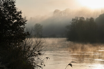 Sonnenaufgang über der Lahn an einem nebeligen Wintermorgen