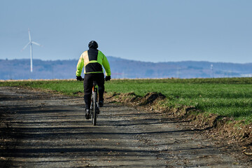 Radfahrer unterwegs mit dem Mountainbike durch die Felder im Frühling