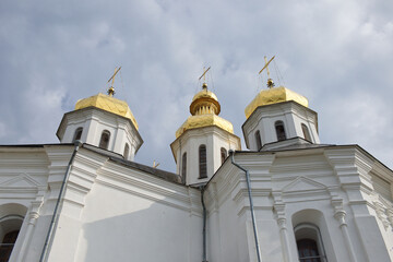 Obraz premium Catherine's Church is a functioning church in Chernihiv, Ukraine. St. Catherine's Church was built in the Cossack period and is distinguished by its five gold domes.