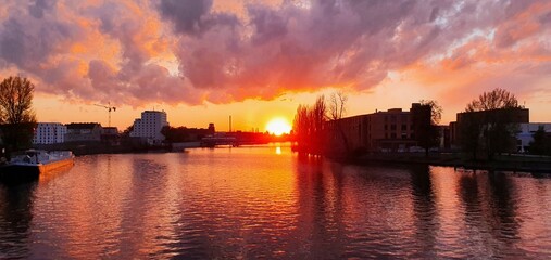 Fototapeta na wymiar golden sunset in Berlin