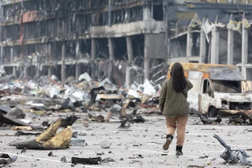 Fototapete Kiew War in Ukraine. Damaged shopping center in Kyiv