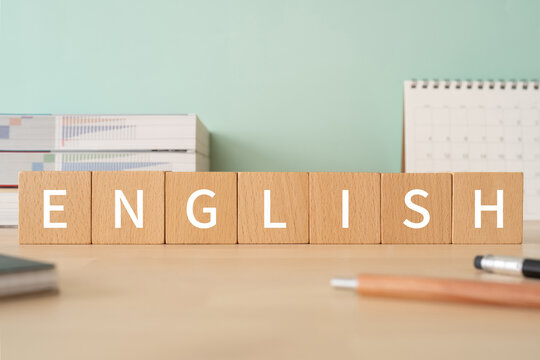 英語のイメージ｜「ENGLISH」と書かれた積み木が置かれたデスク