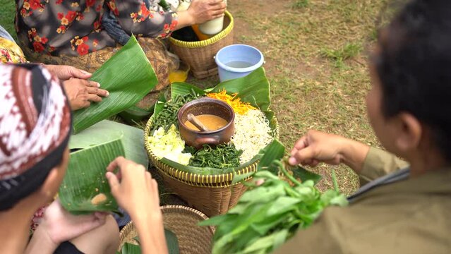 " Pecel " Traditional food sold in traditional markets that contain healthy food.