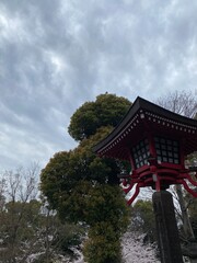 Fototapeta premium Japanese temple gate, sakura blossom season, Ueno Tokyo March 2022