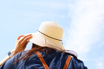麦わら帽子を被った女性