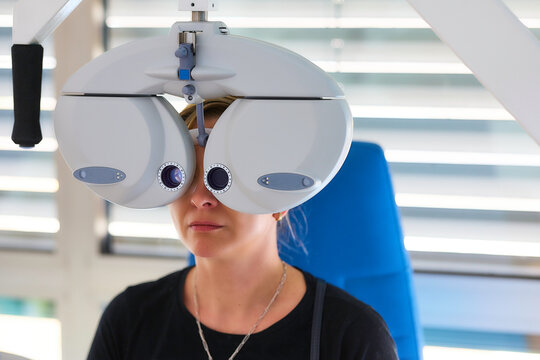 Augenuntersuchung bei Augenarzt. Sehzeichenprojektor.