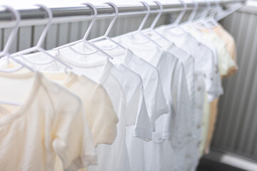 ベビー服を洗濯し外に干す様子