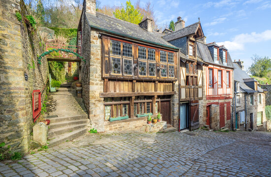 Ruelle de Dinan et ses maisons &agrave; pans de bois, C&ocirc;tes-d'Armor, Bretagne