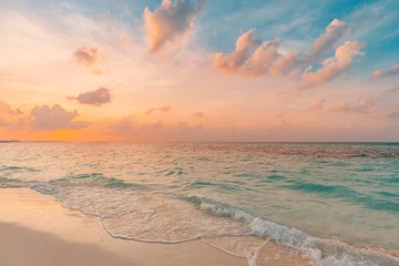 Foto auf Gartenposter Nahaufnahme Meer Sandstrand. Panoramische Strandlandschaft. Inspirieren Sie den Horizont der tropischen Strandlandschaft. Orange und goldener Sonnenuntergang Himmel Ruhe ruhige entspannende Sonnenlicht Sommerstimmung. Urlaubsreisen Urlaubsbanner © icemanphotos